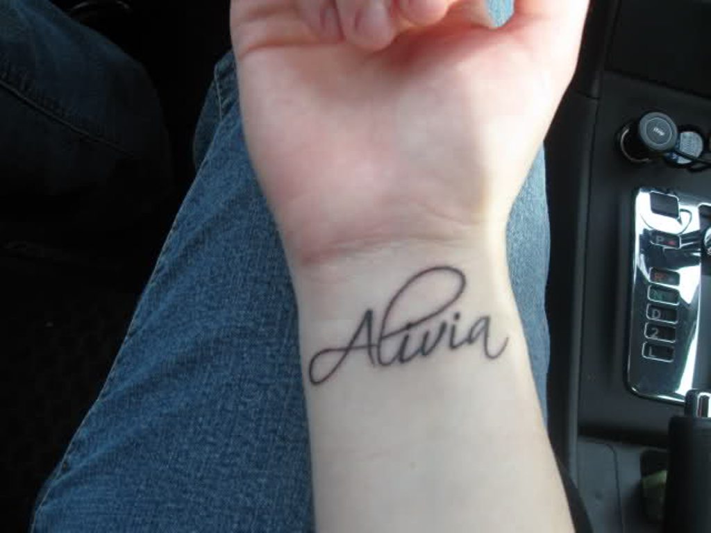 35 Graceful Name Tattoos For Your Wrist