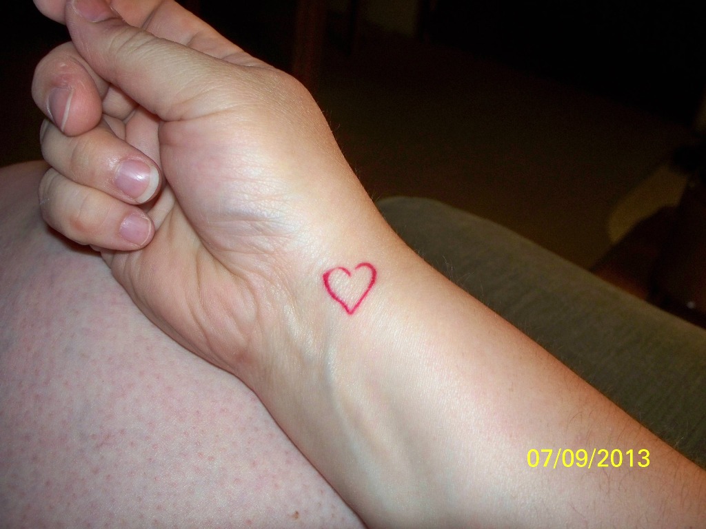 60 Hearts Tattoos For Wrists