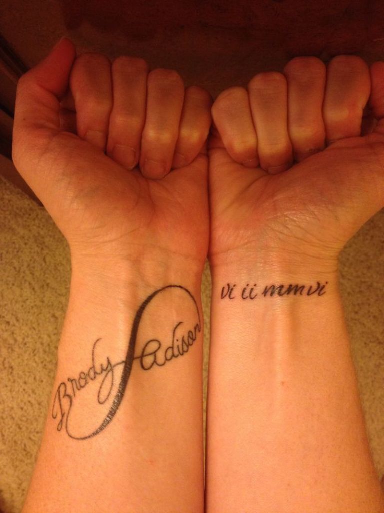 35 Graceful Name Tattoos For Your Wrist