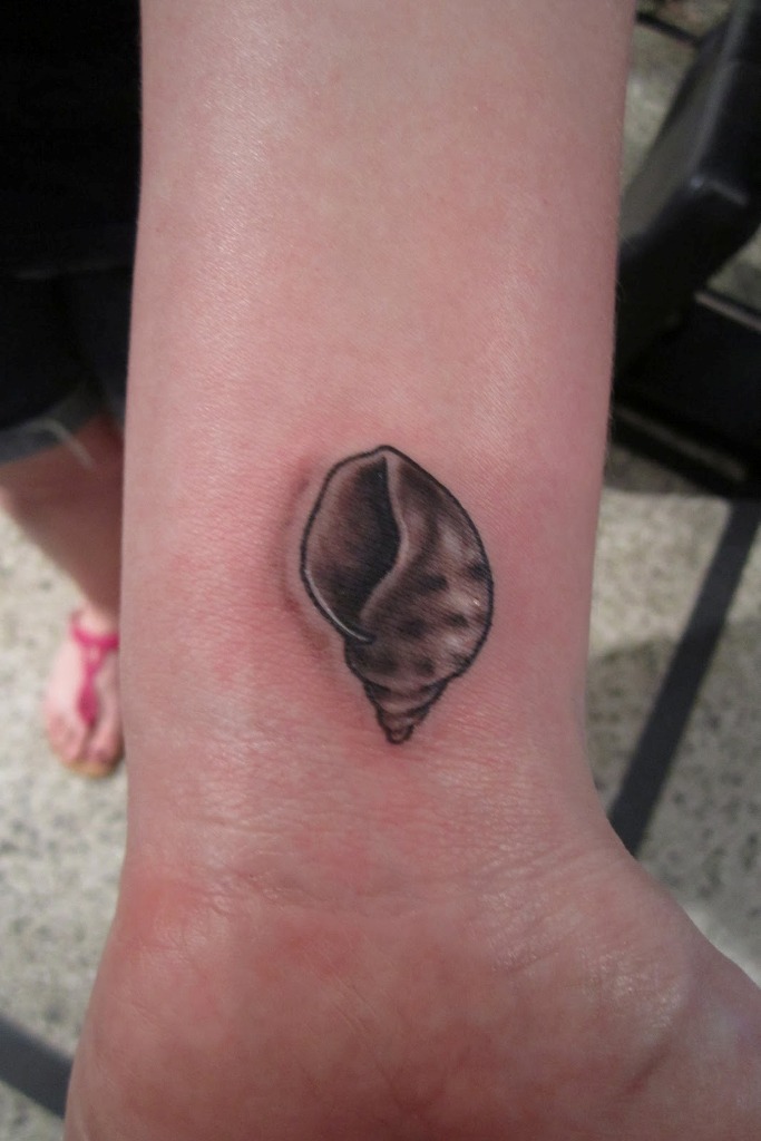 15 Dashing Seashell Wrist Tattoos